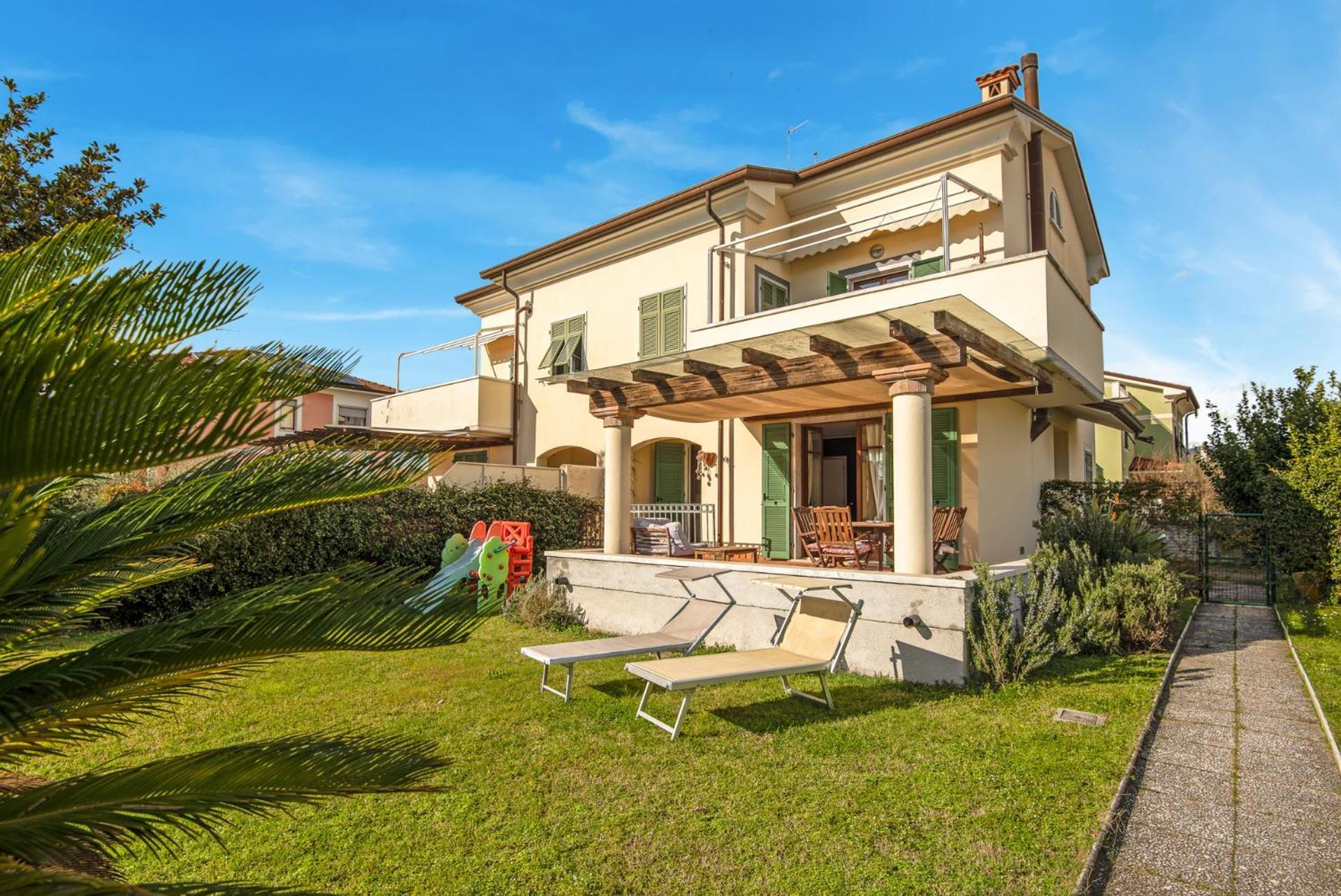 Splendido Monolocale Con Spazioso Giardino E Veranda A 500 Mt Dal Mare Marina Di Carrara Eksteriør bilde